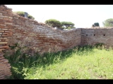 07411 ostia - regio iv - insula iii - domus delle colonne (iv,iii,1) - cardo maximus - raum nordecke - suedseite - bli ri suedwesten - 06-2024.jpg